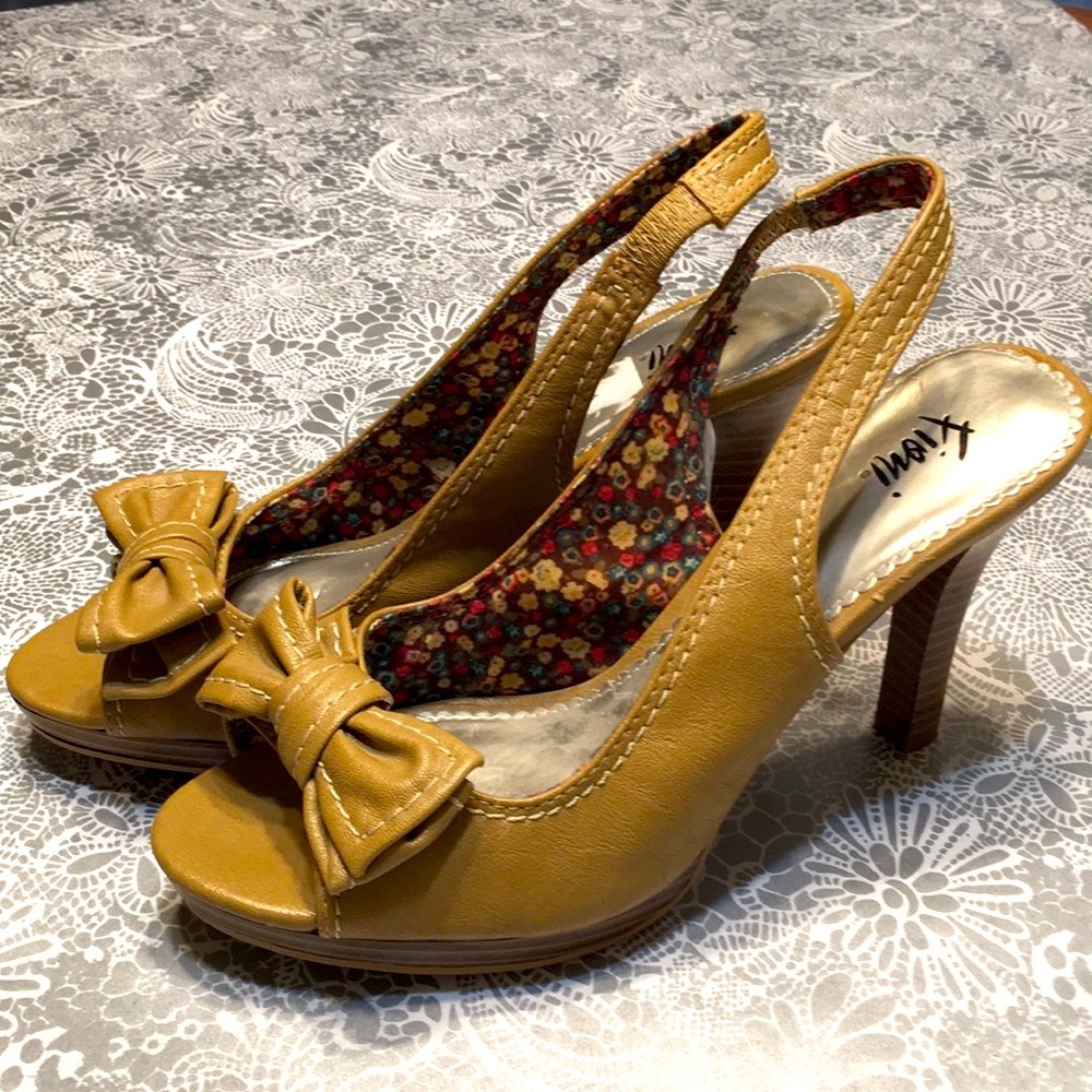 Sling Back bow accent high heels tan